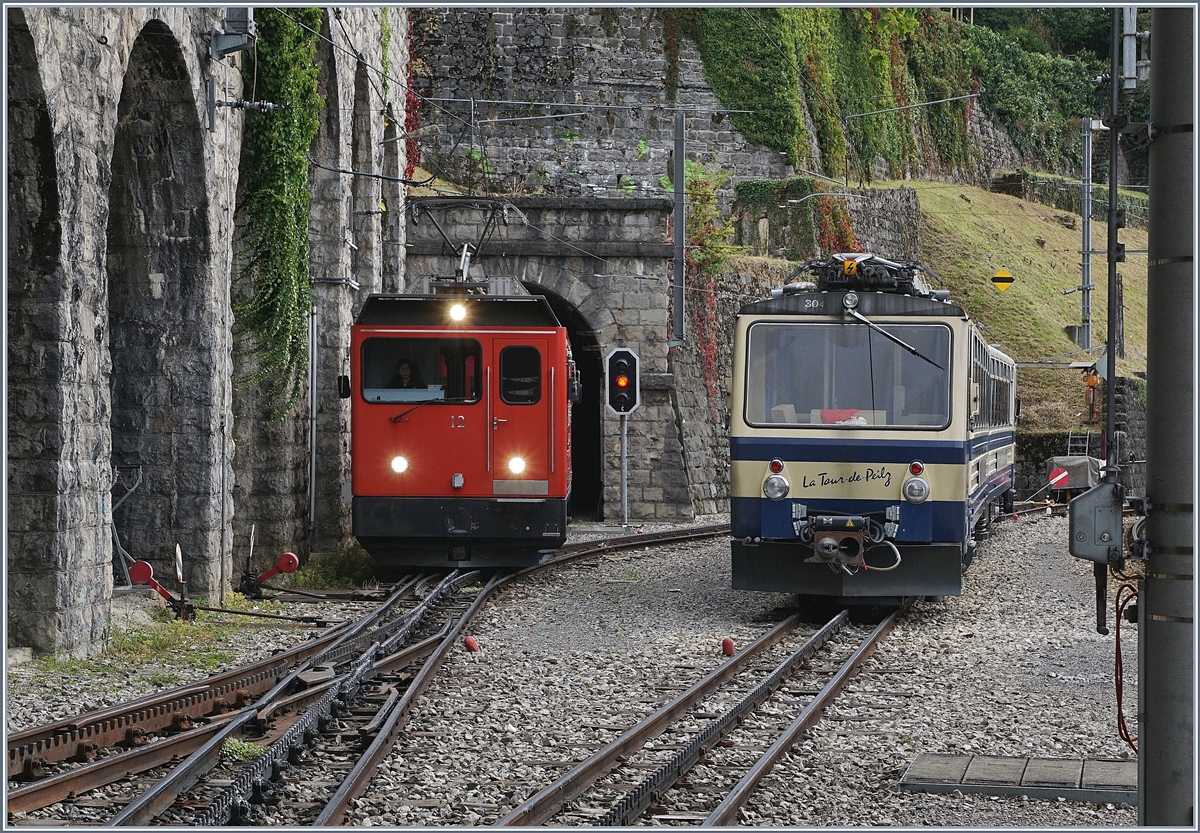 125 Jahre Rochers de Naye Bahn 1897 - 2017: die Feierlichkeiten zum Jubiläum 125 Jahre Rochers de Naye Bahn fanden Mitte September statt, neben einer live kommentierten Fahrzeugparade in Glion die am Samstag drei Mal und am Sonntag zwei mal gezeigt wurden, fanden weitere, wenn auch Bahnfremde Attraktivitäten auf dem Rochers de Naye statt, so das ich hier sozusagen als inoffizieller Schlusspunkt der Parade dieses Bild aus Montreux als Abschluss und Zusammenfassung zeigte: Die faszinierende Rocheres de Naye Bahn ist auch für die nächsten 125 Jahre gut gerüstet, dank moderner Triebwagen, welche in Vielfachsteurung verkehren können, im Bild der Bhe 4/8 305  La Tour de Peilz  und den beiden neuen Lokomotiven Hem 2/2 11 und 12, die polyvalent einsetzbar sind. 
16. Sept. 2017