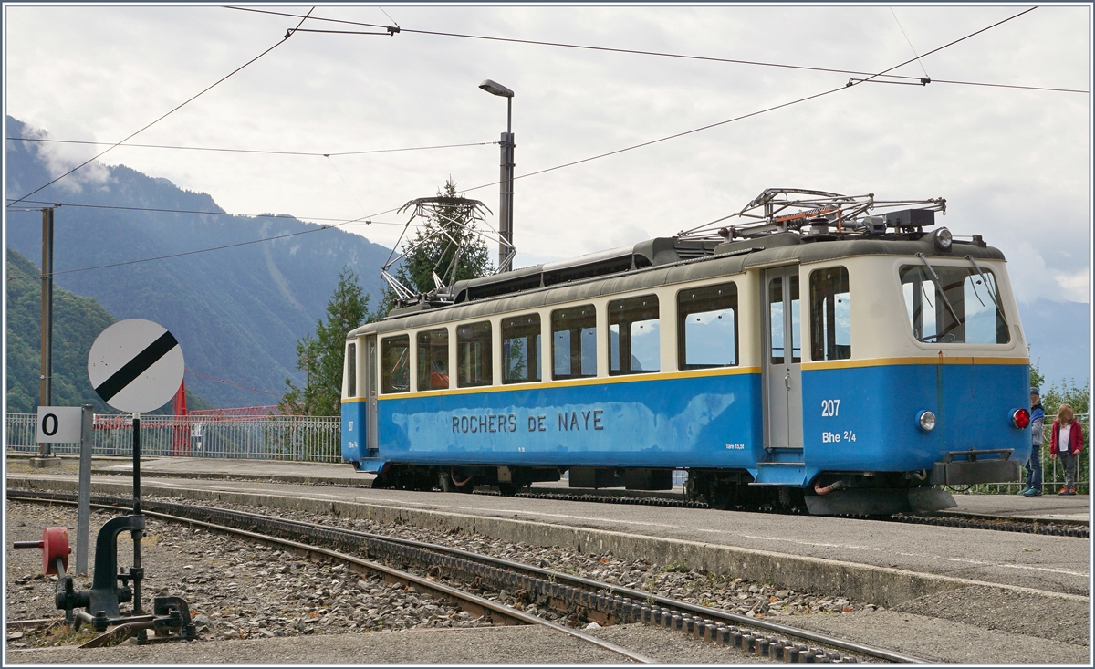 125 Jahre Rochers de Naye Bahn 1897 - 2017: die Feierlichkeiten zum Jubiläum 125 Jahre Rochers de Naye Bahn fanden Mitte September statt, unter anderem mit einer live kommentierten Fahrzeug Parade in Glion. Der Bhe 2/4 207 bei seiner Parade in Glion. 
Neben dem Bhe 2/4 207 sind noch die Bhe 203 und 204 bei der Rochers de Naye Bahn vorhanden, somit fand ich es schade, dass diese beiden Triebwagen nicht auch zu sehen warn, z.B als  Nostalgiezüge  auf den Rochers de Naye.
16. Sept. 2017