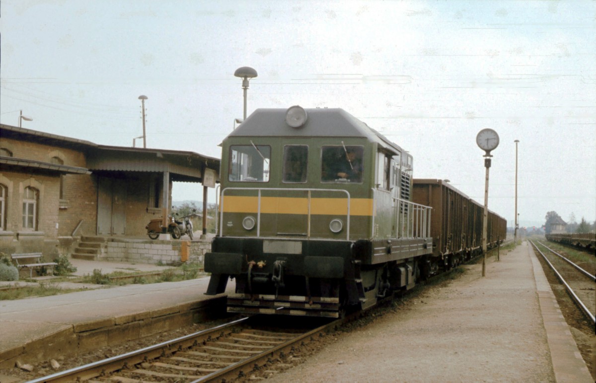 125 Jahre Unstrutbahn - Heute feiert die Eisenbahnstrecke durch das Unstruttal ihren 125. Geburtstag. Auf der Unstrutbahn verkehrten auch Loks der BR 107 vom Zementwerk Karsdorf. Am 31.08.1987 wurde die ZWK WL 001 (CSD T435.0554) aus der CSSR nach Karsdorf berfhrt und bespannte ab Freyburg (Unstrut) gleich einen Kieszug nach Karsdorf. (Foto: Klaus Pollmcher †)