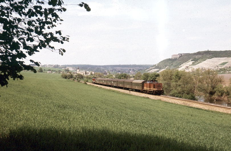 125 Jahre Unstrutbahn - Heute feiert die Eisenbahnstrecke durch das Unstruttal ihren 125. Geburtstag. Am 12.05.1986 fotografierte Klaus Pollm�cher † einen der damals regelm��ig fahrenden Sandwichz�ge zwischen Kleinjena und Freyburg (Unstrut). W�hrend der vordere Zugteil von Naumburg (Saale) Hbf bis Artern f�hrt, wird der hintere Zugteil ab Nebra wieder zur�ck nach Naumburg fahren. 