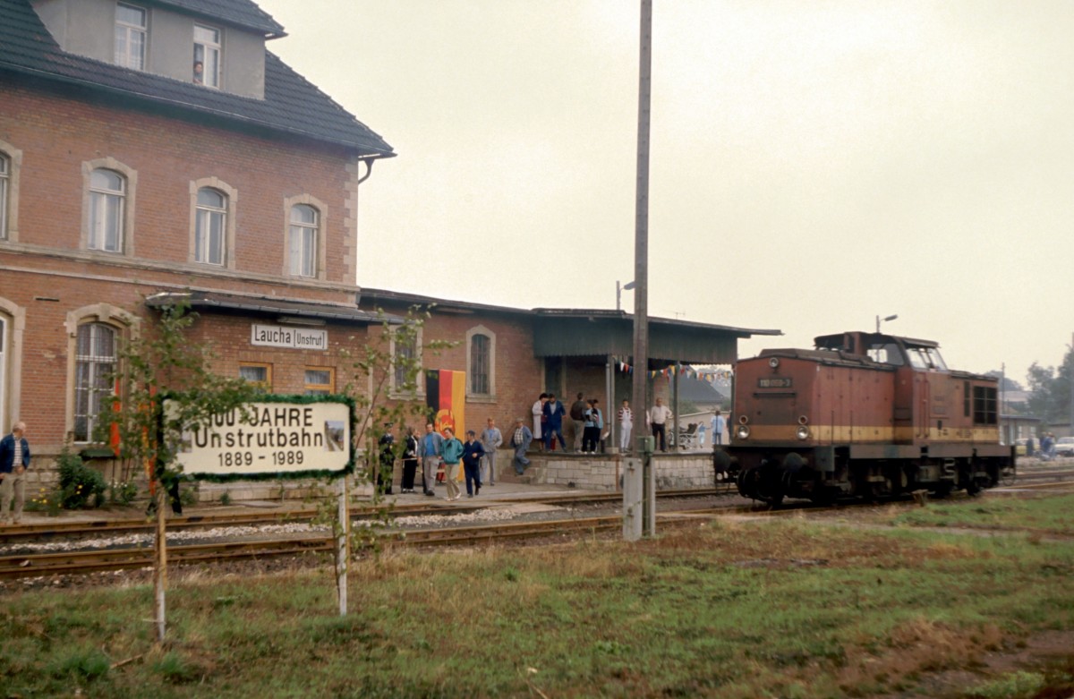 125 Jahre Unstrutbahn - Heute feiert die Eisenbahnstrecke durch das Unstruttal ihren 125. Geburtstag. Am 01.10.1989 wurde ebenfalls an allen Bahnhöfen entlang der Unstrutbahn gefeiert. Im Bahnhof Laucha (Unstrut) war auch die 110 059-3 zu Gast. (Foto: Klaus Pollmächer †)
