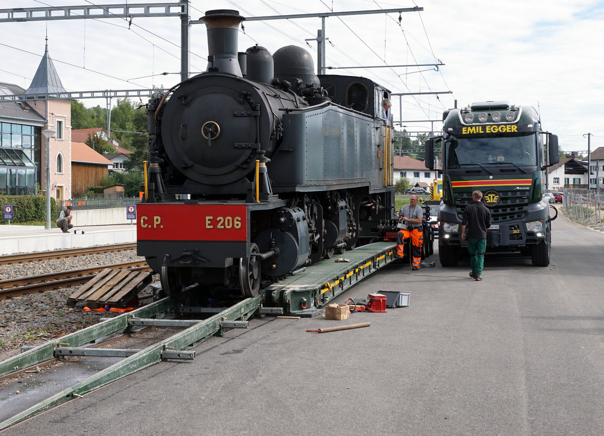 125 Jahre Yverdon-les-Bains-Ste-Croix
TRAVYS/YStC
LA TRACTION
Am 1. und 2. September 2018 feiert die Strecke Yverdon-les-Bains-Ste.Croix ihr 125. Jubiläum.
Zur Erinnerung an die ersten Betriebsjahre stehen an beiden Festtagen Dampfzüge für Sonderfahrten im Einsatz.
Am 27. August 2018 wurde für diesen besonderen Anlass auf der Strasse ein Dampfzug von La Traction, bestehend aus der  G 2/3 + 3/3 E 206 und den BC 74 und BC 75, von Le Noirmont nach Yverdon-les-Bains  transportiert.
Impressionen von Le Noirmont.
Foto:  Walter Ruetsch  

