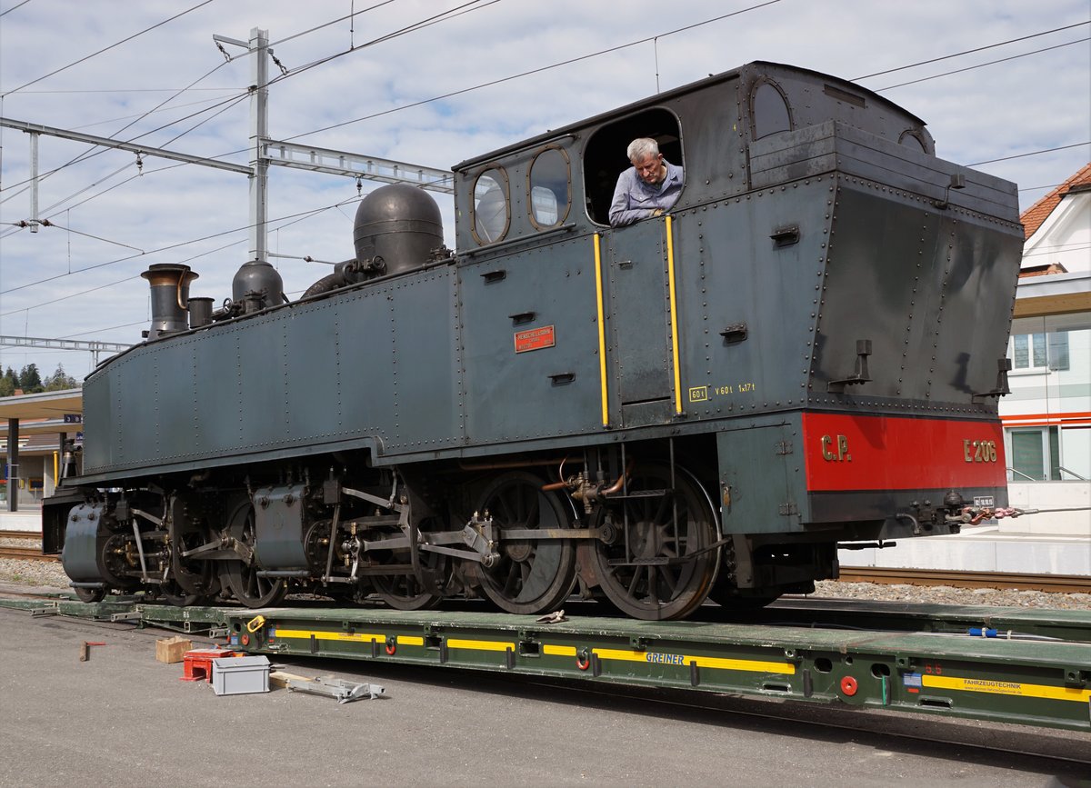 125 Jahre Yverdon-les-Bains-Ste-Croix
TRAVYS/YStC
LA TRACTION
Am 1. und 2. September 2018 feiert die Strecke Yverdon-les-Bains-Ste.Croix ihr 125. Jubiläum.
Zur Erinnerung an die ersten Betriebsjahre stehen an beiden Festtagen Dampfzüge für Sonderfahrten im Einsatz.
Am 27. August 2018 wurde für diesen besonderen Anlass auf der Strasse ein Dampfzug von La Traction, bestehend aus der  G 2/3 + 3/3 E 206 und den BC 74 und BC 75, von Le Noirmont nach Yverdon-les-Bains  transportiert.
Impressionen von Le Noirmont.
Foto:  Walter Ruetsch  