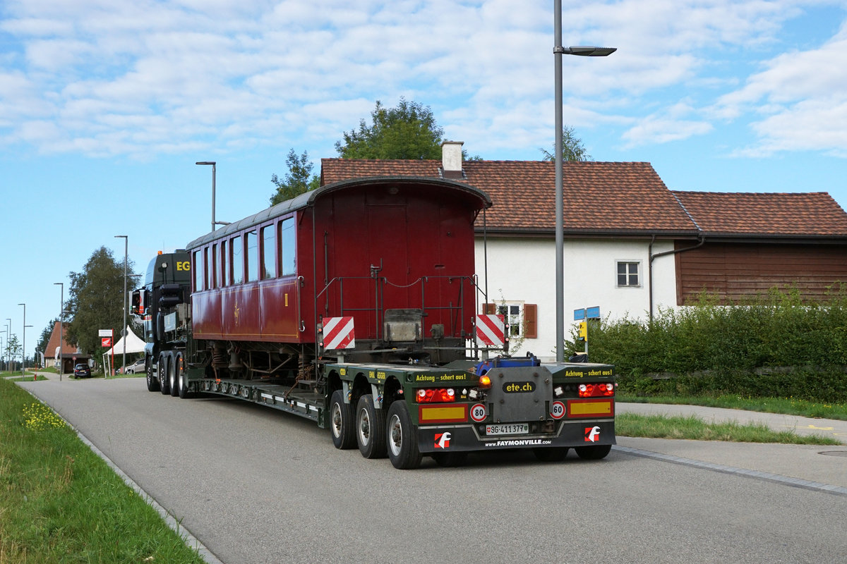 125 Jahre Yverdon-les-Bains-Ste-Croix
TRAVYS/YStC
LA TRACTION
Am 1. und 2. September 2018 feiert die Strecke Yverdon-les-Bains-Ste.Croix ihr 125. Jubiläum.
Zur Erinnerung an die ersten Betriebsjahre stehen an beiden Festtagen Dampfzüge für Sonderfahrten im Einsatz.
Am 27. August 2018 wurde für diesen besonderen Anlass auf der Strasse ein Dampfzug von La Traction, bestehend aus der  G 2/3 + 3/3 E 206 und den BC 74 und BC 75, von Le Noirmont nach Yverdon-les-Bains  transportiert.
Impressionen von Le Noirmont.
Foto:  Walter Ruetsch  