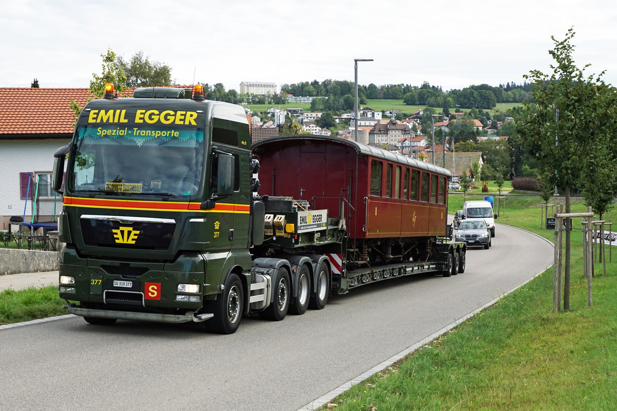 125 Jahre Yverdon-les-Bains-Ste-Croix
TRAVYS/YStC
LA TRACTION
Am 1. und 2. September 2018 feiert die Strecke Yverdon-les-Bains-Ste.Croix ihr 125. Jubiläum.
Zur Erinnerung an die ersten Betriebsjahre stehen an beiden Festtagen Dampfzüge für Sonderfahrten im Einsatz.
Am 27. August 2018 wurde für diesen besonderen Anlass auf der Strasse ein Dampfzug von La Traction, bestehend aus der  G 2/3 + 3/3 E 206 und den BC 74 und BC 75, von Le Noirmont nach Yverdon-les-Bains  transportiert.
Impressionen von Le Noirmont.
Foto:  Walter Ruetsch  