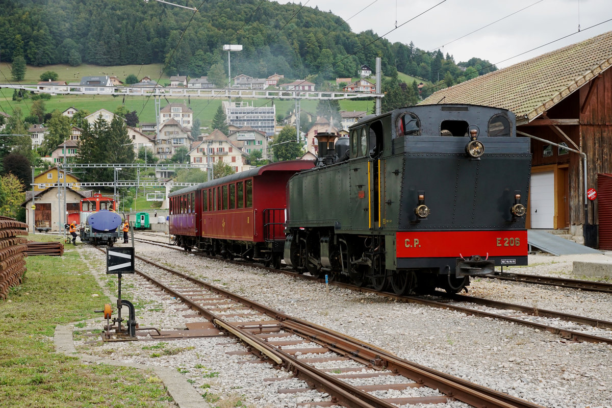 125 Jahre Yverdon-les-Bains-Ste-Croix
TRAVYS/YStC
LA TRACTION
Am 1. und 2. September 2018 feiert die Strecke Yverdon-les-Bains-Ste.Croix ihr 125. Jubiläum.
Zur Erinnerung an die ersten Betriebsjahre stehen an beiden Festtagen Dampfzüge für Sonderfahrten im Einsatz.
Am 29. August 2018 fand die Probefahrt mit der G 2/3 + 3/3 E 206 und den BC 74 und BC 75 zwischen Yverdon-les-Bains und Ste-Croix statt.
Foto:  Walter Ruetsch  