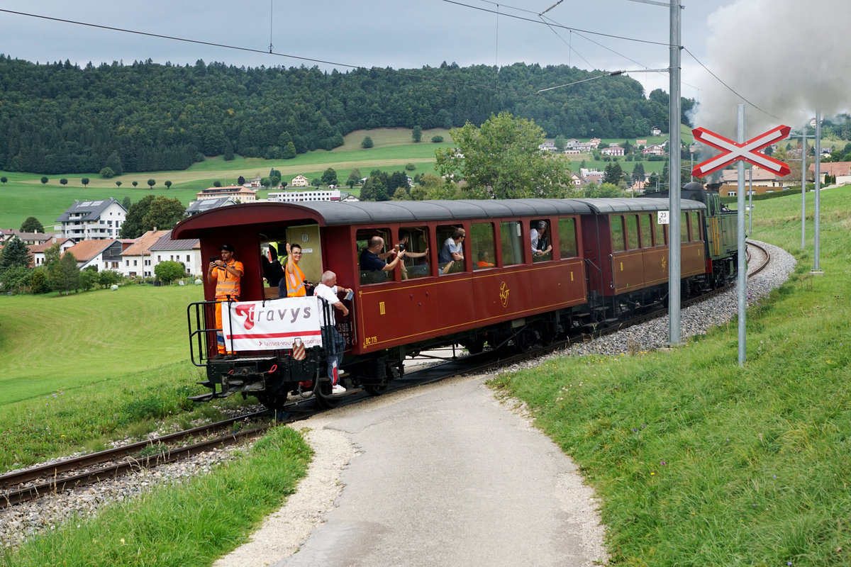 125 Jahre Yverdon-les-Bains-Ste-Croix
TRAVYS/YStC
LA TRACTION
Am 1. und 2. September 2018 feiert die Strecke Yverdon-les-Bains-Ste.Croix ihr 125. Jubiläum.
Zur Erinnerung an die ersten Betriebsjahre stehen an beiden Festtagen Dampfzüge für Sonderfahrten im Einsatz.
Am 29. August 2018 fand die Probefahrt mit der G 2/3 + 3/3 E 206 und den BC 74 und BC 75 zwischen Yverdon-les-Bains und Ste-Croix statt.
Foto:  Walter Ruetsch  