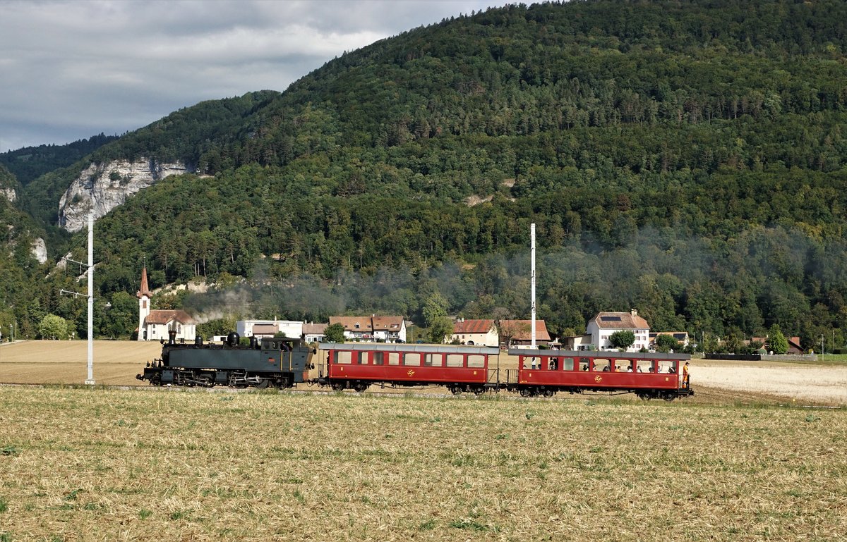 125 Jahre Yverdon-les-Bains-Ste-Croix
TRAVYS/YStC
LA TRACTION
Am 1. und 2. September 2018 feiert die Strecke Yverdon-les-Bains-Ste.Croix ihr 125. Jubiläum.
Zur Erinnerung an die ersten Betriebsjahre stehen an beiden Festtagen Dampfzüge für Sonderfahrten im Einsatz.
Am 29. August 2018 fand die Probefahrt mit der G 2/3 + 3/3 E 206 und den BC 74 und BC 75 zwischen Yverdon-les-Bains und Ste-Croix statt.
Foto:  Walter Ruetsch  