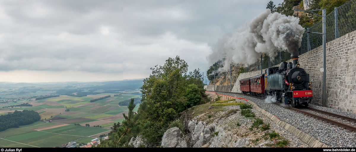 125 Jahre Yverdon - Ste-Croix am 1. und 2. September 2018. Le train à vapeur est de retour à Ste-Croix! <br>
La Traction G 2/3 + 3/3 E 206 auf Bergfahrt in den Rapilles de Baulmes am Morgen des 2. Septembers.