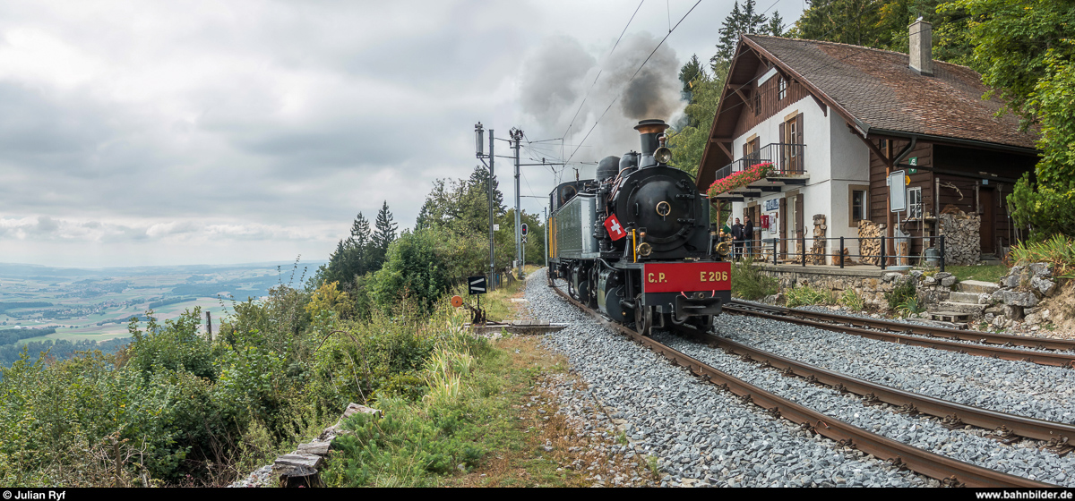125 Jahre Yverdon - Ste-Croix am 1. und 2. September 2018. Le train à vapeur est de retour à Ste-Croix! <br>
La Traction G 2/3 + 3/3 E 206 am 2. September beim Umfahren in Trois-Villes.