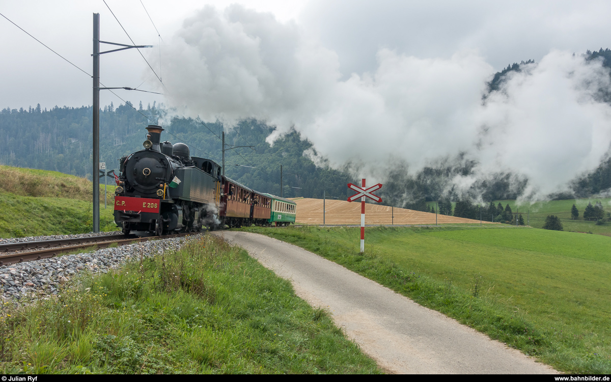125 Jahre Yverdon - Ste-Croix am 1. und 2. September 2018. Le train à vapeur est de retour à Ste-Croix! <br>
La Traction G 2/3 + 3/3 E 206 am 2. September mit dem aufgrund grossen Publikumandrangs verstärkten Zug kurz vor Ste-Croix.