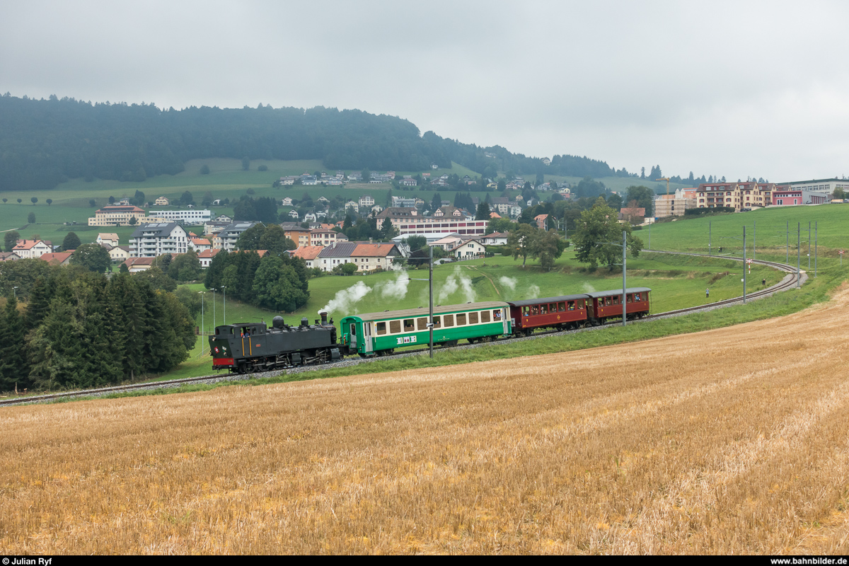 125 Jahre Yverdon - Ste-Croix am 1. und 2. September 2018. Le train à vapeur est de retour à Ste-Croix! <br>
La Traction G 2/3 + 3/3 E 206 am 2. September mit dem aufgrund grossen Publikumandrangs verstärkten Zug auf der Fahrt nach Trois-Villes vor der Kulisse von Ste-Croix.