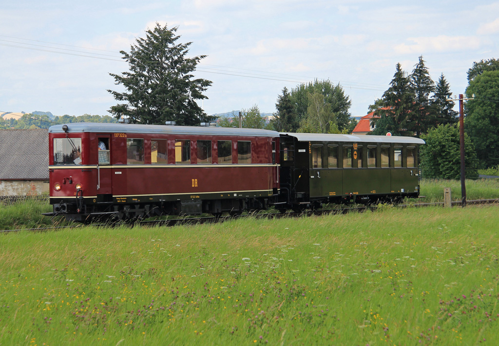 125 Jahre Zittauer Schmalspurbahn. Der Triebwagen 137 322 mittels Folie komplett in weinrot(bleibt so bis Oktober), auf der Zuführungsfahrt zur abendlichen Parade in Bertsdorf, 31.07.2015. 