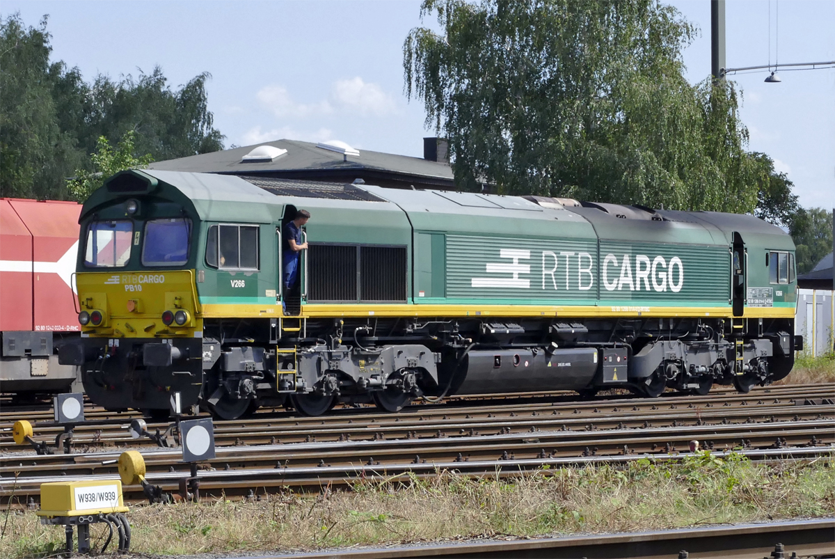 1266 014-0 RTB-Cargo Nr. PB10 vor der Lokwerkstatt (RHC/HGK) in Brühl-Vochem - 21.08.2019