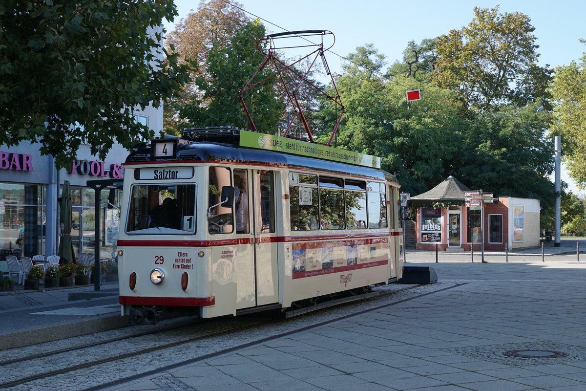 127 Jahre Strassenbahn Naumburg.
Am 21. September 2019 feierte die Naumburger Strassenbahn mit einem grossen Fest auf dem Achener Platz ihr 127-jähriges Jubiläum. Zum Einsatz gelangten sämtliche Triebwagen sowie der Beiwagen. 
Nicht mehr befahren werden konnte wie vor 127 Jahren die Ringstrecke die 1976 eingestellt wurde. Davon sind aber noch einige Gleisreste erhalten geblieben.
Da ich  am selben Tag das „DAS DOPPELTE JUBILÄUM IN THÜRINGEN“  besuchte, (zwischen dem 27.9. bis 7.10.2019 bereits 48 Aufnahmen unter Strassenbahn Gotha eingestellt), konnte ich wenigsten am 22. September 2019 den frisch aufgearbeiteten historische Lindner Triebwagen 17 aus dem Jahre 1928 anlässlich einer Sonderfahrt verewigen.
Die unter Denkmalschutz stehende „ZICKE“ gehört zu den kleinsten Strassenbahnen von ganz Europa.
Foto: Walter Ruetsch  