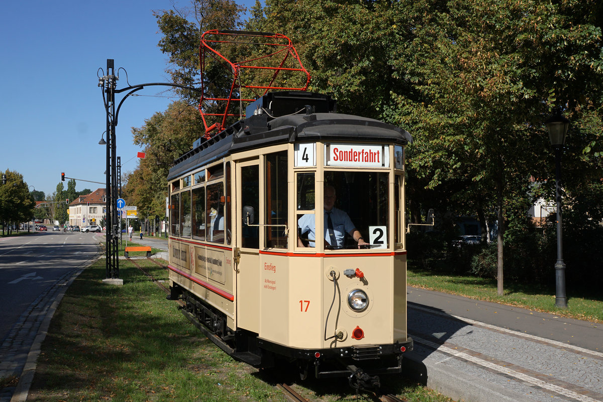 127 Jahre Strassenbahn Naumburg.
Am 21. September 2019 feierte die Naumburger Strassenbahn mit einem grossen Fest auf dem Achener Platz ihr 127-jähriges Jubiläum. Zum Einsatz gelangten sämtliche Triebwagen sowie der Beiwagen. 
Nicht mehr befahren werden konnte wie vor 127 Jahren die Ringstrecke die 1976 eingestellt wurde. Davon sind aber noch einige Gleisreste erhalten geblieben.
Da ich  am selben Tag das „DAS DOPPELTE JUBILÄUM IN THÜRINGEN“  besuchte, (zwischen dem 27.9. bis 7.10.2019 bereits 48 Aufnahmen unter Strassenbahn Gotha eingestellt), konnte ich wenigsten am 22. September 2019 den frisch aufgearbeiteten historische Lindner Triebwagen 17 aus dem Jahre 1928 anlässlich einer Sonderfahrt verewigen.
Die unter Denkmalschutz stehende „ZICKE“ gehört zu den kleinsten Strassenbahnen von ganz Europa.
Foto: Walter Ruetsch  
