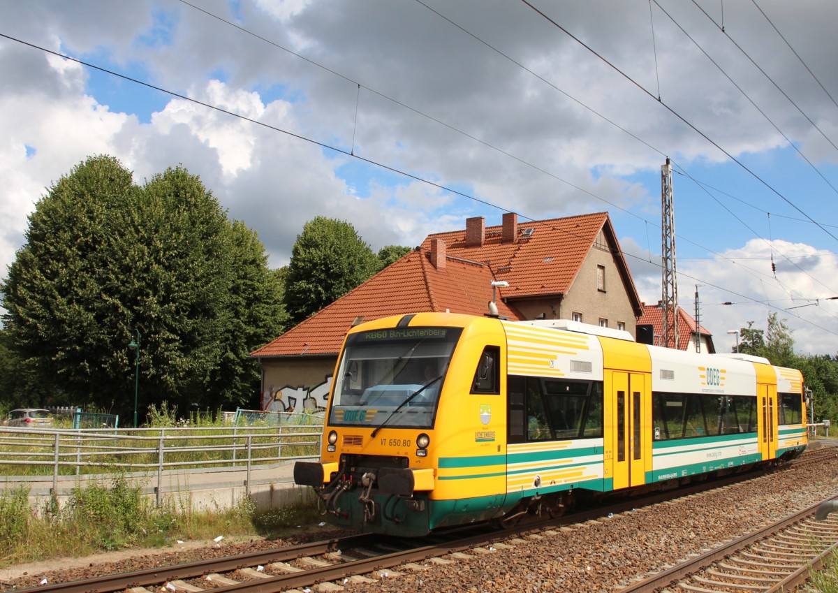 12.7.2014 Rüdnitz. ODEG nach Berlin - Lichtenberg vor dem verkauften Empfangsgebäude