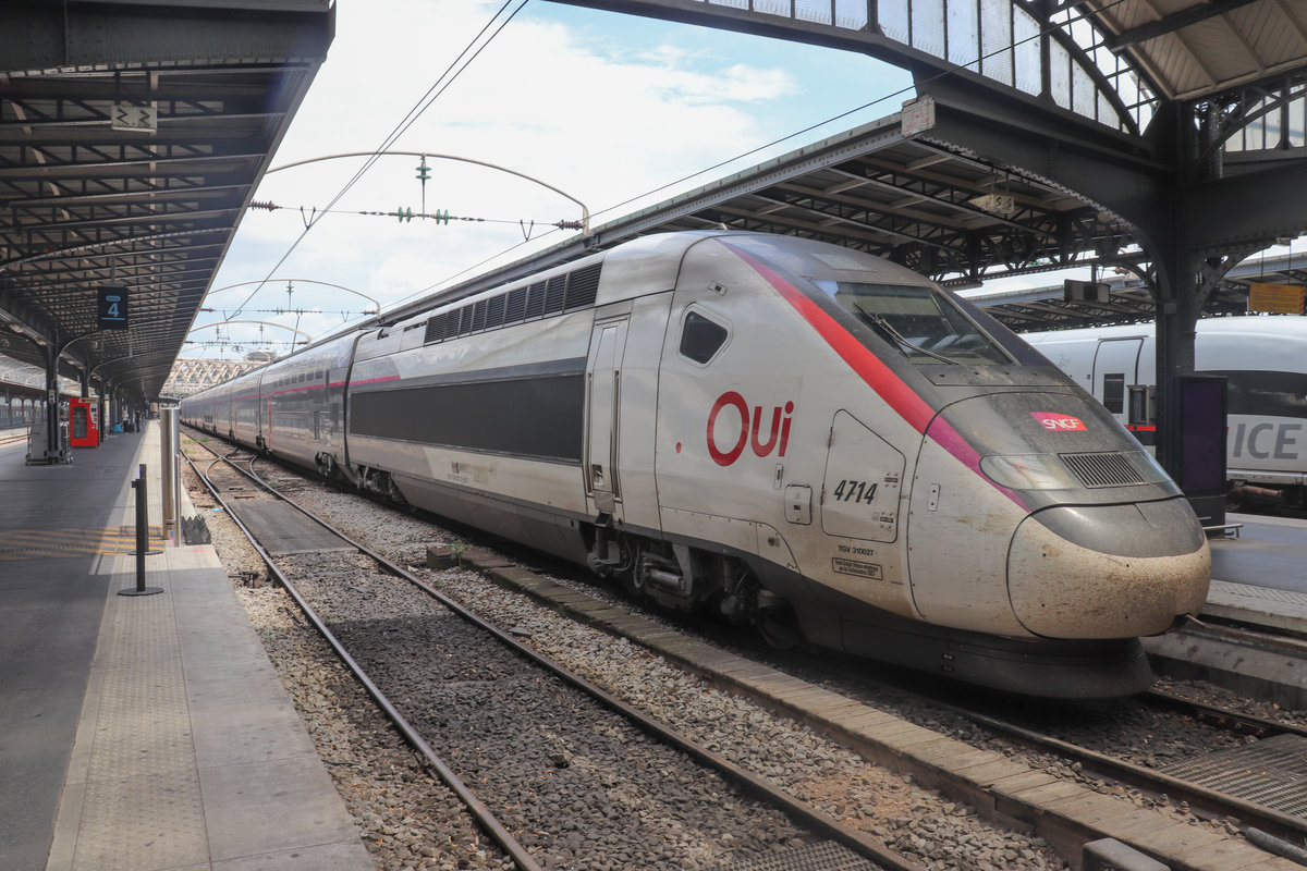 🇩🇪: Hier steht ein Alstom TGV Euroduplex 2N2 3UA der Sncf für ihre TGV inOui Leistungen im Bahnhof von Paris Gare de l'Est, die hauptsächlich von Paris Est nach Ostfrankreich aus starten nach Strasbourg, Colmar / Metz/ Nancy/Bar-le-Duc und auch nach Luxembourg/ Deutschland.

Er ist etwa aus dem Jahr 2012 und seit 2018/2019 in der neuen Lackierung, für die TGV inoui diebesseren Service versprechen als klassische TGVs und nich einen größeren Kontast zum Low-Coast Angebot OUIGO darstellen sollen.

Hier kann man allerdings nur Oui beim Produktnamen lesen.

Dieses Foto ist einer meiner ersten nachträglich bearbeiteten, dies habe ich mit Adobe Lightroom gemacht. 

🚄: TGV Euroduplex 2N2 3UA
🚆: TGV inOui Rame 4714
🏠: Sncf
🚉: Paris Gare de l'Est, Voie 4/5
📍:10. ARR., Paris, Île-de-France, France
📸: Canon EOS 200D 
🎨: Adobe Lightroom
📆: 07/2019 



🇫🇷: Un TGV Euroduplex 2N2 3UA de la S6est en Gare de Paris Est. Il est de 2012 et depuis 2018/2019 en livrée Carmillon pour les inoui.

Le inoui ici est pas très bien in voit seulement 《Oui》. Ce photo est une des mes premières que J'ai fait aussi avec Adobe Lightroom.
