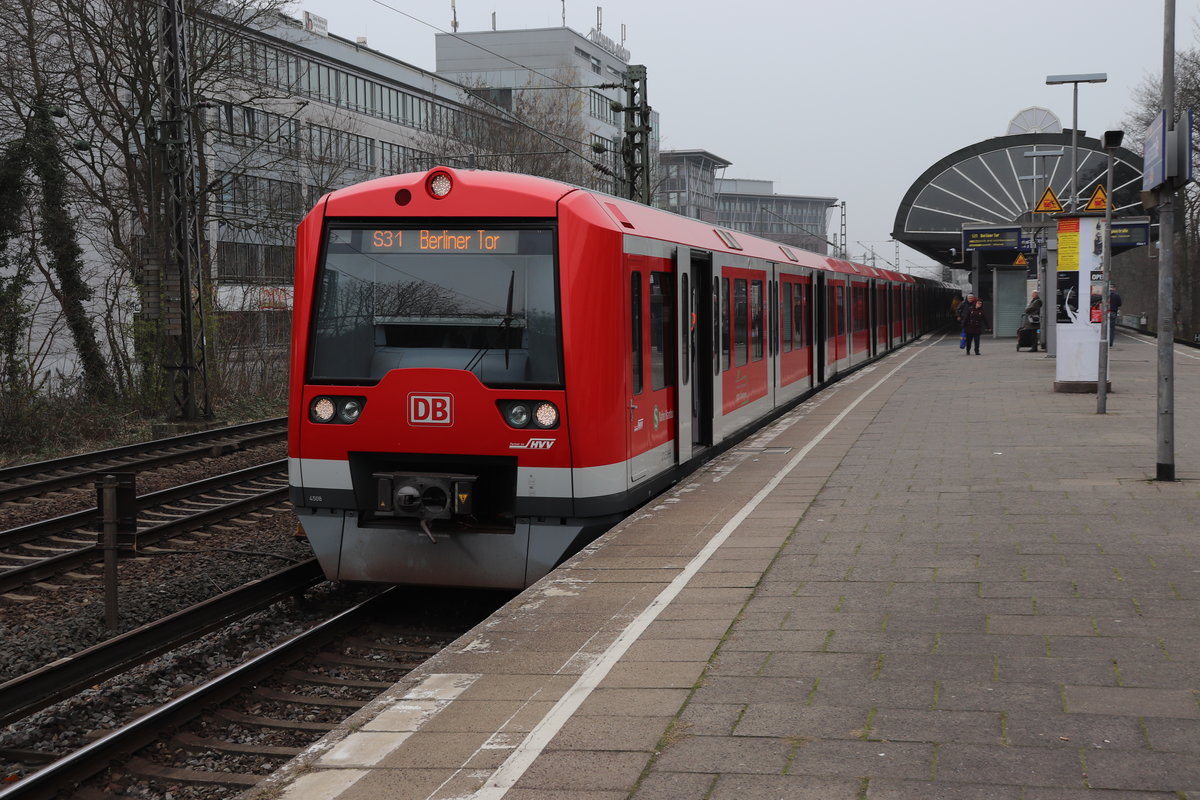 🇩🇪:Hier steht ein Baureihe 474 der S-Bahn Hamburg im Bahnhof Holstenstraße.
Sie verkehrte am 23.03.2019 auf der etwas verkürzen Linie S31 zwischen Altona über Dammtor und Hamburg Hbf zum Berliner Tor.
Die Baureihe 474 ist zweitmodernste der S-Bahn Hamburg und würde inzwischen etwas modernisiert. 🇫🇷:Ici un S-Bahn du Serie 474 du S-Bahn Hamburg en Gare de Hambourg Holstenstraße.
Il était en voyage sur la ligne S31 entre Hambourg Altona et Berliner Tor.

Foto von/de SignalGrün bzw. SignalGrün [Trainsptt]. 🏙️: Hamburg, Hamburg, Deutschland/ Allemagne🇩🇪
🚉: S-Holstenstraße
📆: 23/03/2019