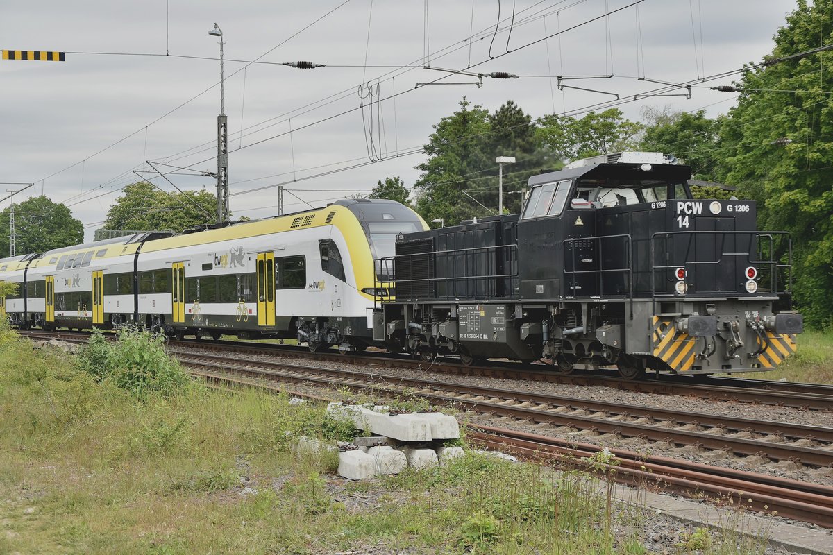 1276 035-0 alias PCW Nr.14 mit dem Desiro HC 1462 001 von der DB im BWegt-Design wird nach Wilden ins Prüfcentrum gebracht. 
Rheydt Hbf am Mittag des 16.5.2019