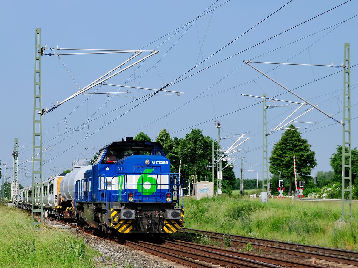 1277 805-8 D-VL am 1.6.17, die an Siemens  PCW  vermietete Lok befördert einen Thameslink Britische Class 700 134, auf der KBS 485 bei Lindern Km 34,2