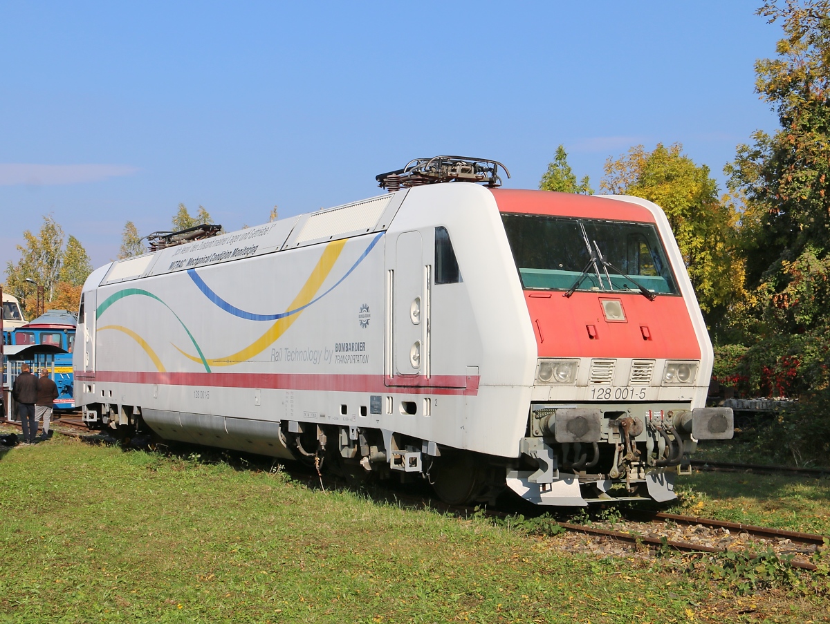 128 001-5 war am 10.10.2015 beim Tag der offenen Tür im Bahnbetriebswerk Weimar ausgestellt.