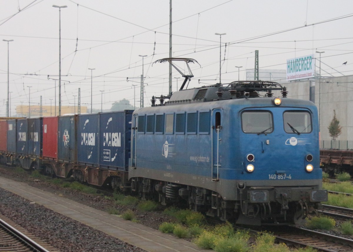 12.9.2015 Berlin-Moabit. 140 857 der Eisenbahngesellschaft Potsdam mit Containerzug wartet im Morgengrauen Vorbeifahrt IC 2432 ab.