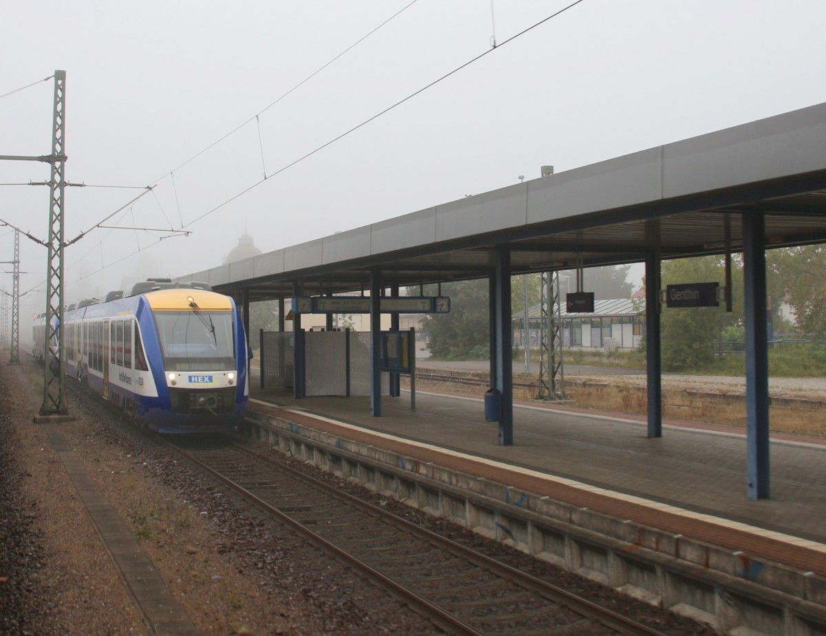 12.9.2015 Genthin. HEX / Harzexpress nach Thale wird im Morgengrauen vom IC 2431 überholt.