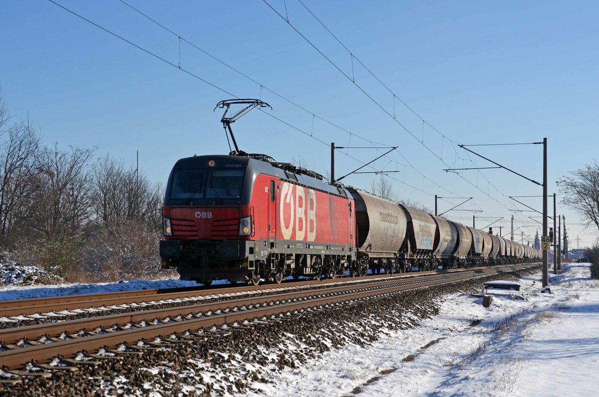 1293 003 der ÖBB führte am 31.01.21 einen Transcereal-Zug nach Brake durch Greppin Richtung Dessau.