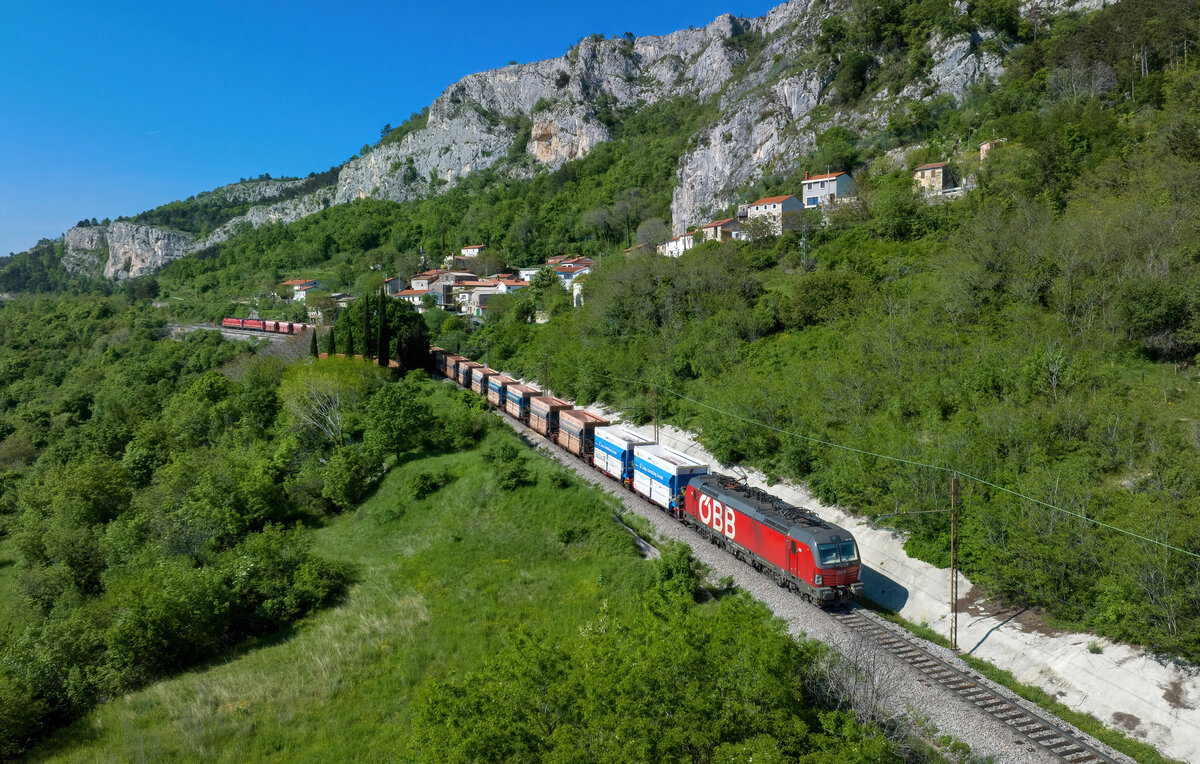 1293 005 mit einem Erzzug am 05.05.2023 bei Podpec.