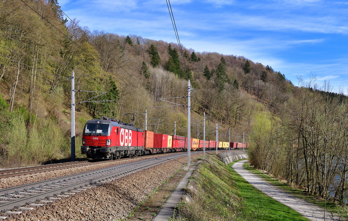 1293 008 mit einem Containerzug am 22.04.2021 bei Ingling.
