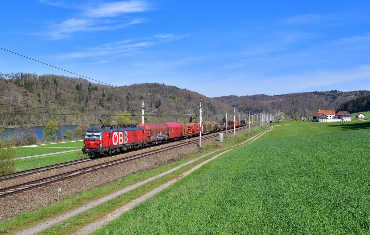 1293 008 mit GAG 45903 am 27.04.2021 bei Wernstein am Inn.
