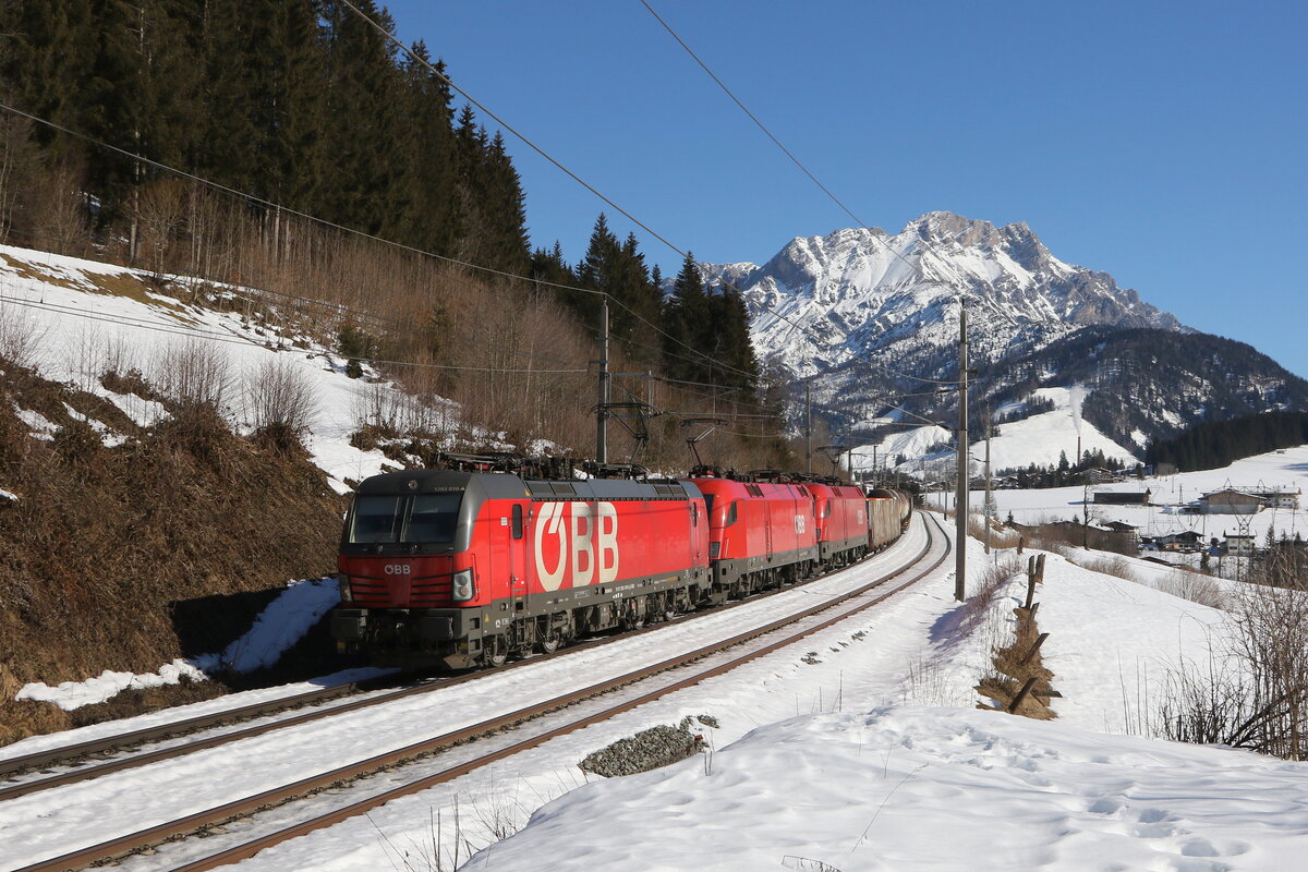 1293 010, 1116 167 und 1016 023 mit einem gemischten Güterzug aus Zell am See kommend am 15. Februar 2023 bei Pfaffenschwend.