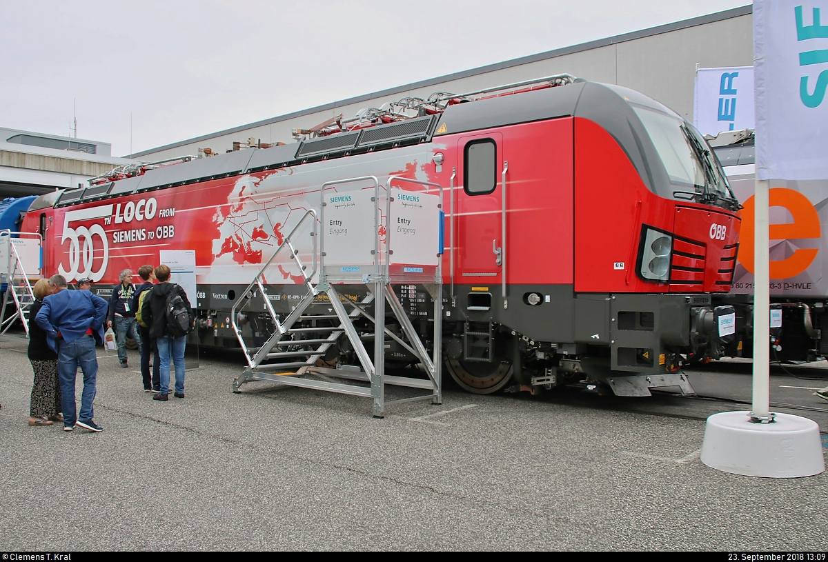 1293 018-8 (Siemens Vectron) ÖBB steht auf dem Gleis- und Freigelände der Messe Berlin anlässlich des  Tags des Eisenbahners  im Rahmen der Publikumstage zur InnoTrans 2018.
Es handelt sich um die 500. gebaute Lok dieser Serie.
Weitere Informationen zum Fahrzeug: https://www.virtualmarket.innotrans.de/de/Vectron-MS-%C3%96BB,dct5-653
[23.9.2018 | 13:09 Uhr]