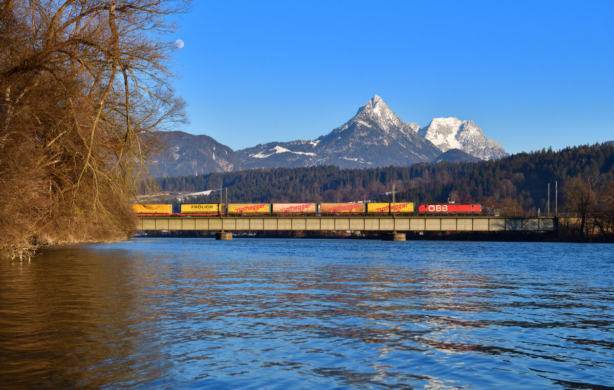 1293 020 mit einem Containerzug am 15.01.2022 bei Kirchbichl.