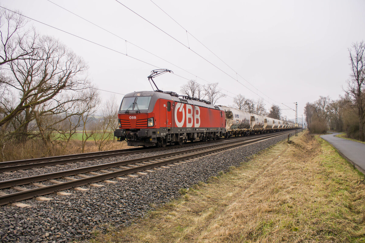 1293 023 mit einem Staubkesselzug bei Unterhaun am 15.02.2023.