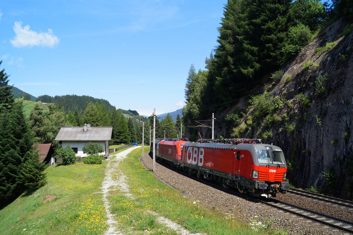 1293 028 + 1116 277 mit einem Kartonagenzug nach Italien bei Gries am Brenner, 01.08.2019.