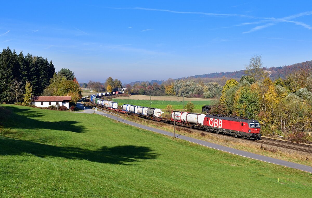 1293 031 mit einem KLV am 30.10.2021 bei Vilshofen.