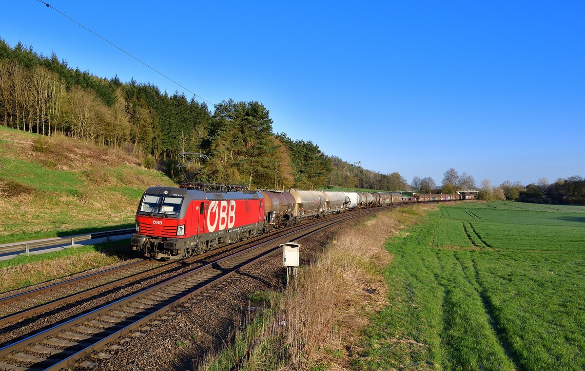 1293 032 mit einem Güterzug am 23.04.2021 bei Vilshofen.
