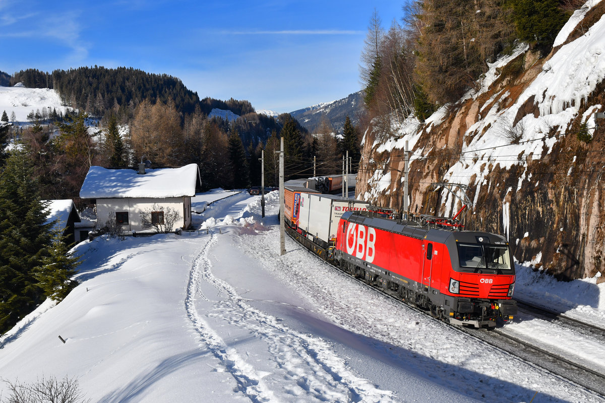 1293 033 mit einer RoLa am 06.02.2019 bei Gries am Brenner. 