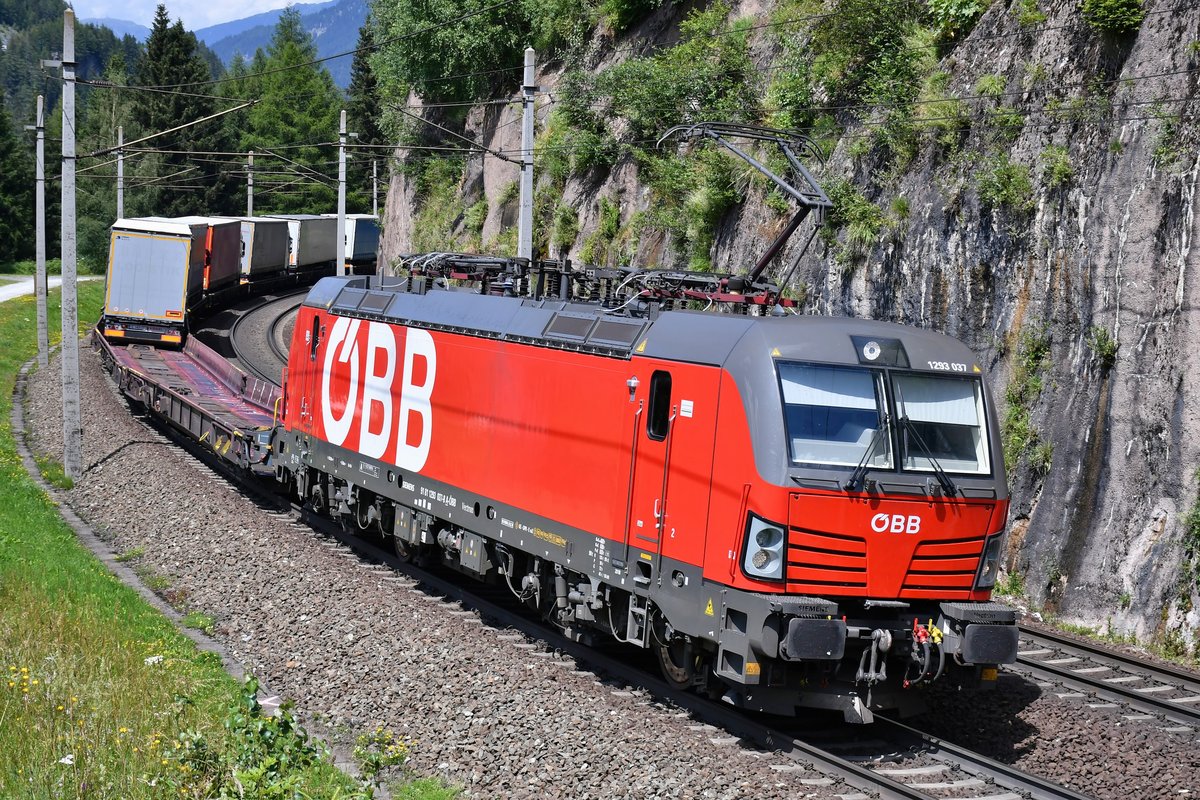 1293 037 mit einer RoLa auf Bergfahrt in Gries am Brenner, aufgenommen am 23.07.2020.