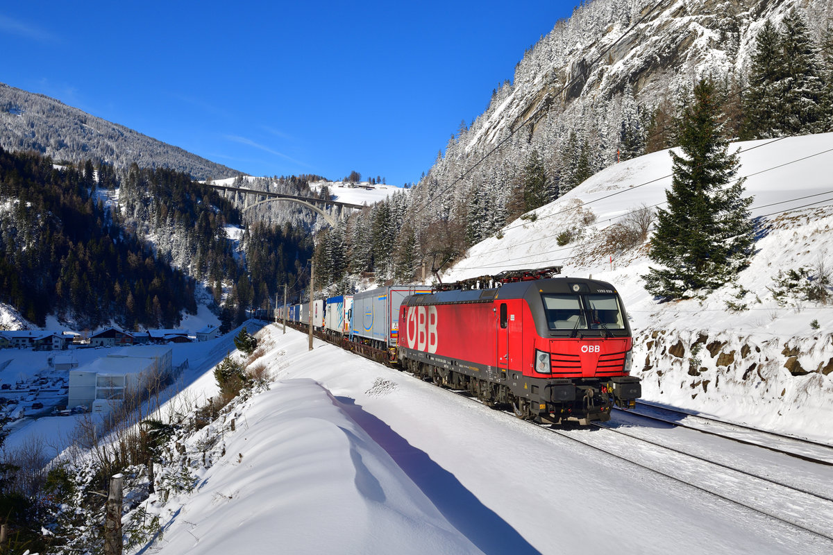 1293 039 mit einer RoLa am 06.02.2020 bei St. Jodok am Brenner.