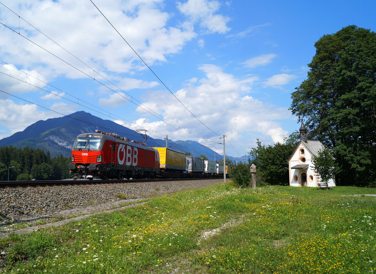 1293 044 zieht eine ROLA in Richtung Brenner an der malerisch gelegenen Antoniuskapelle bei Brixlegg vorbei, 30.07.2019.