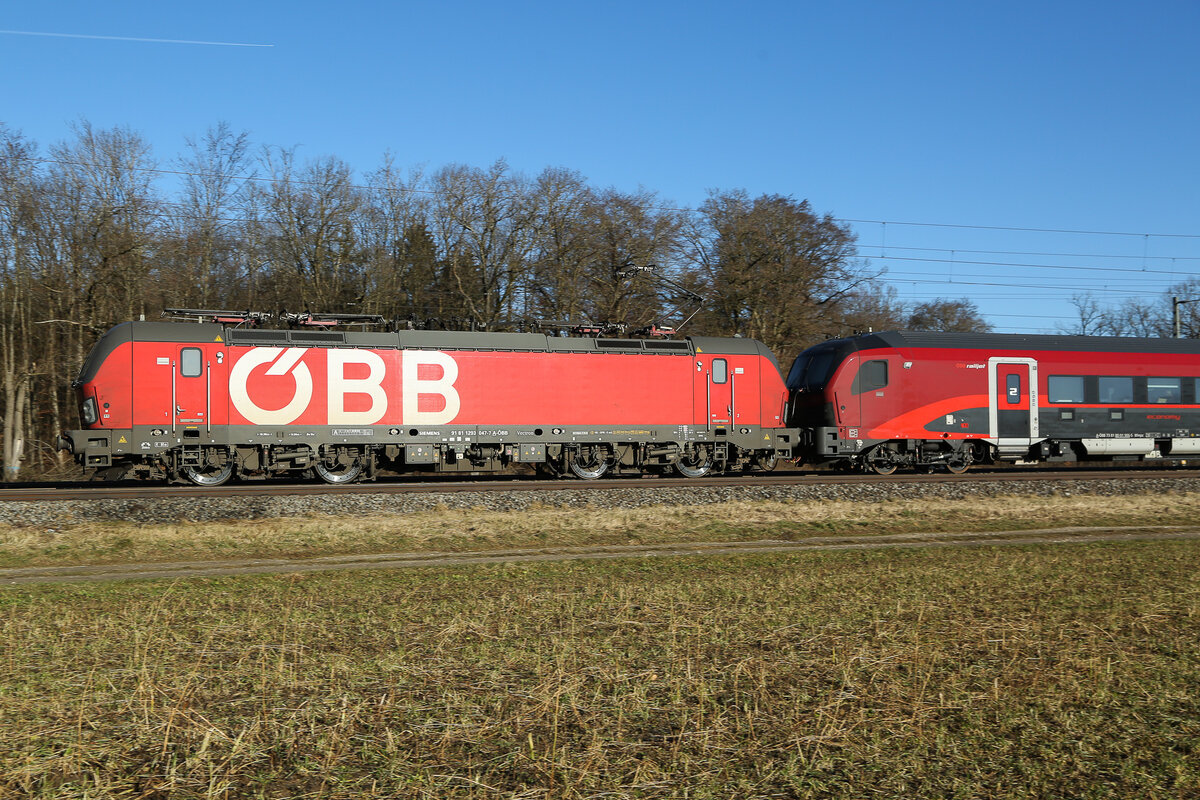  1293 047 (ÖBB Vectron) zieht die Railjet Garnitur, welche noch keine Zulassung bis jetzt hat, so hörte ich. Solch ein Bild wird's dann wohl in Zukunft auch nicht mehr geben. 29.12.2024 bei Eglharting.