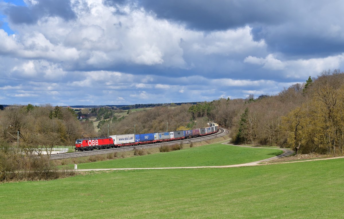 1293 054 mit einem KLV am 14.04.2021 bei Edlhausen.
