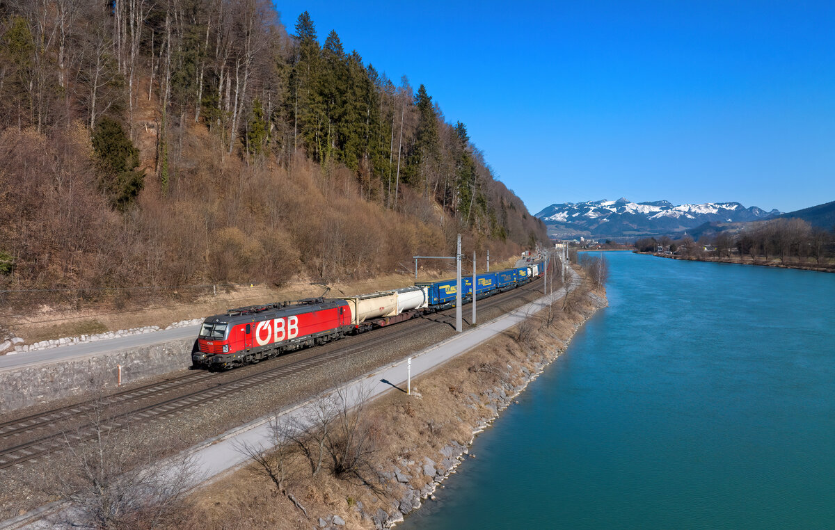 1293 056 mit einem KLV am 14.02.2023 bei Kufstein.