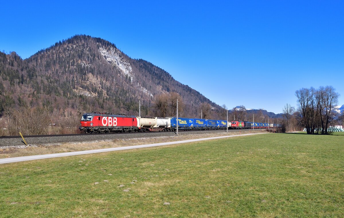 1293 056 mit einem KLV am 14.02.2023 bei Schaftenau.