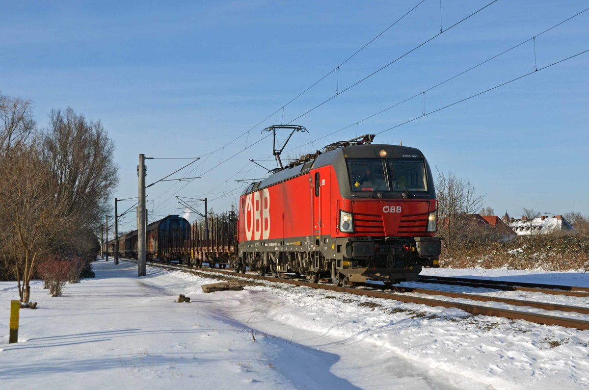 1293 057 oblag am 14.02.21 die Bespannung des ÖBB-Zuges von Rostock nach Wien. Auf dem Weg von Berlin nach Dresden fuhr der Zug durch Greppin und weiter über Leipzig. Gruß an den Tf!