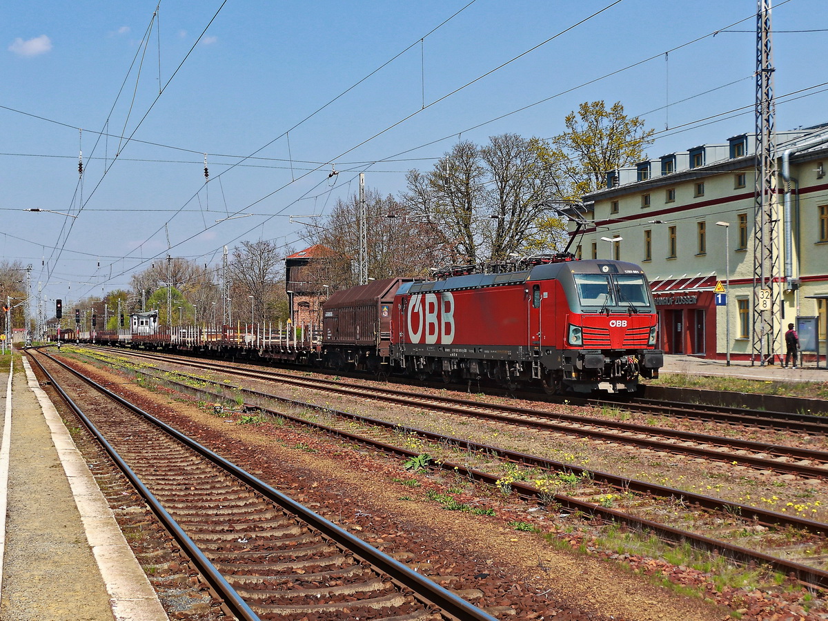 1293 061-8 (91 81 1293 061-8 A-ÖBB) Vectron der ÖBB am 28. April 2021 bei der Durchfahrt durch den Bahnhof Zossen mit einem gemischten Güterzug. 
