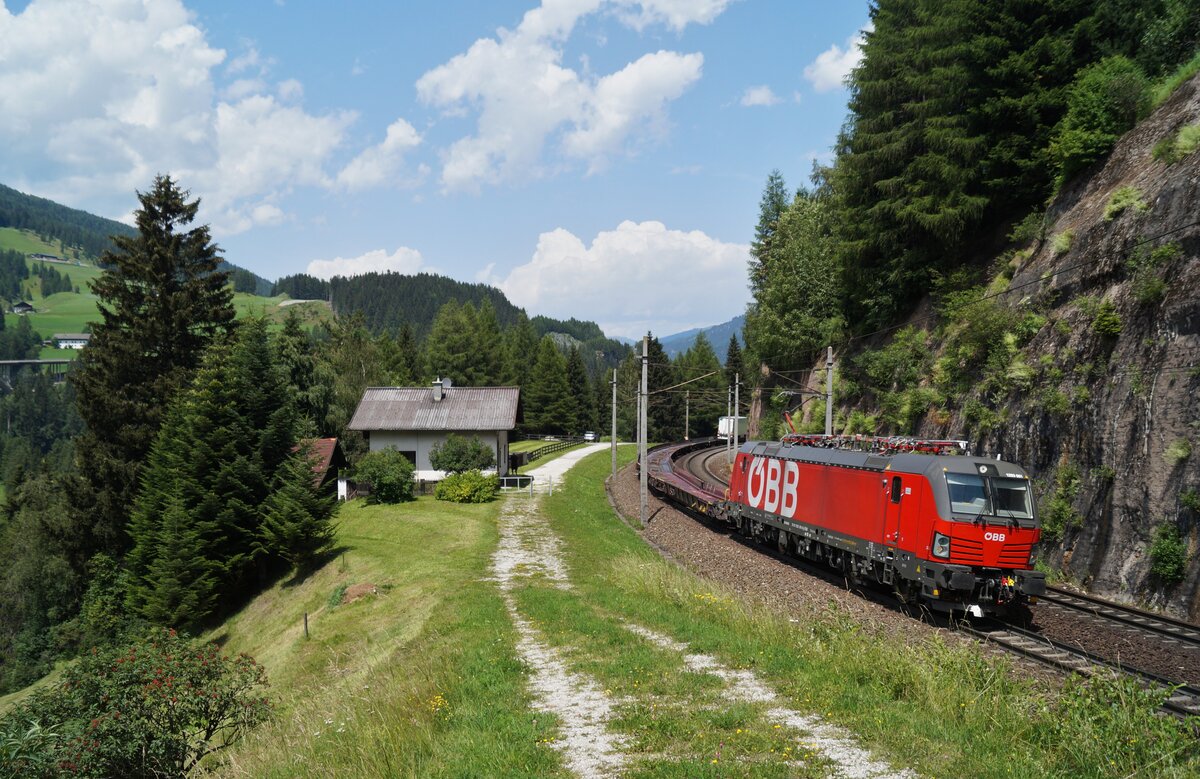 1293 061 beförderte am 10.07.2020 eine mäßig ausgelastete ROLA von Wörgl Terminal Nord zum Brennersee und konnte dabei wenige Kilometer vor dem Ziel - unweit der Haltestelle Gries am Brenner - aufgenommen werden.